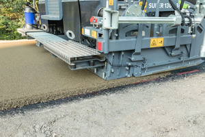  Als Deckschicht eingebaut wurde sandfarbener Asphalt in einer Stärke von drei Zentimeter. Die Bohle AB 340 TV sorgte für ausgezeichnete Verdichtungswerte. 