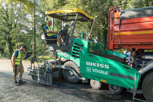  Aufgrund des engen Baumbestandes in Baden-Baden konnte der Super 1303-3i nicht an jeder Stelle beschickt werden. Dank seines großen Aufnahmebehälters war aber stets ausreichend Material für den kontinuierlichen Einbau vorhanden. 