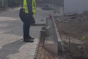  Ausführung in Betonverbundsteinpflaster mit Gefälle in Richtung Rinne am Randstein. 