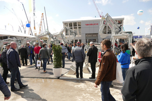  Auf der diesjährigen Bauma wird zum ersten Mal der Kompaktbagger Takeuchi TB 370 gezeigt. 