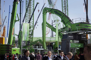  Im Jahr 2019 feiert Sennebogrn das 60-jährige Messejubiläum. Seit 1959 ist das Familienunternehmen ununterbrochen bei der Bauma vertreten. 