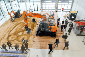  Weiterbildung hautnah: Der Coreum Indoor-Baggerplatz erlaubt hautnahes Training und praxisgerechte Tests. 