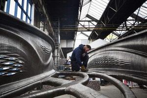  Die im 3D-Metalldruckverfahren entwickelte Brücke während des Fertigungsprozesses. 