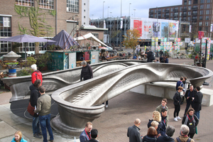  Interessierte besichtigen die innovative in 3D gedruckte Brücke. 