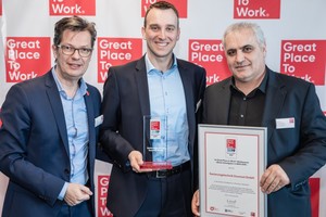  Andreas Schubert, Geschäftsführer von Great Place to Work, übergab die Auszeichnung an Benedikt Stentrup, Geschäftsführer der Sanierungstechnik Dommel GmbH, und Mitarbeiter Osman Atas (von links). 