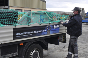  Damit es alle wissen: an allen Transportern ist der Hinweis als "Bauunternehmen des Jahres" zu sehen. 