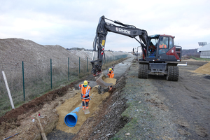  Der Rohrgraben wird mit auf die Baustelle geliefertem Ersatzmaterial verfüllt. 