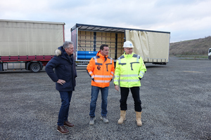  Baubesprechung vor Ort: Dipl.-Ing. Joachim Oster, agc – aqua geo consult, Schachtmeister Torsten Stremmel, Heinrich Rohde Tief- und Straßenbau und Dipl.-Ing. Martin Ritting, Funke Kunststoffe (von links). 