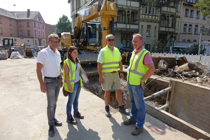  Das Projektteam ist zufrieden mit der Verlegung der GFK-Rohre von Amiblu (von links): Klaus Wiegand, Geschäftsführer Küllmer Bau, M.Sc. Christine Becker, Ingenieure Rinne & Partner, Dipl.Ing. Lars Mangold, Küllmer Bau und Dipl.-Ing. Michael Nolte, Ingenie 