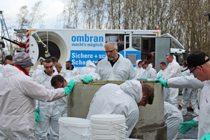  Selber Hand anlegen konnten die Fachverarbeiter in den Praxisteilen der Verarbeiterlehrgänge im Trainings- und Seminarzentrum der MC-Bauchemie in Bottrop. 