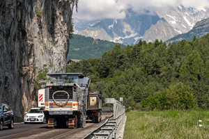  Auch kurz vor dem Mont Blanc in 1.000 Meter Höhe hat die W 220 den Fahrbahnbelag in sehr hoher Geschwindigkeit souverän mit voller Leistung abgefräst. 