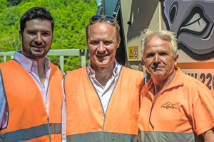  Emanuele Franco (Technischer Leiter), Ernesto Franco (Geschäftsführer) und Pop Vasilev Gonco (Senior Fräsenfahrer) von Italfrese sind hochzufrieden mit dem ersten Einsatz ihrer neuen Großfräse W220. 