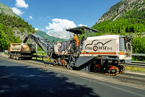  Dank 2,20 Meter Fräsbreite fräste die W 220 von Wirtgen auf den meisten Streckenabschnitten mit nur zwei Bahnen die Deckschicht auf der kompletten Fahrbahnbreite. Das Ergebnis: 50 Prozent Zeitersparnis. 