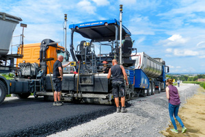  Die Bedienmannschaft prüft den Verlauf des Einbaus am Topcon-Display.  