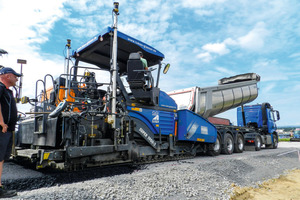  Hier versorgt der Lkw den Fertiger mit perfekt temperiertem Heißasphalt.  