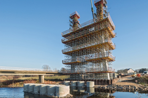  Im Norden von Zwickau führt die neue, knapp 100 m lange Schrägseilbrücke die Kreisstraße K 9316 über die Mulde.  