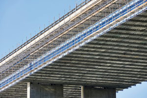  Die Lösung war ein Hängegerüst aus dem neuen Aluminium-Träger Flexbeam. Durch die hohe Tragfähigkeit des Ausbauteils konnten die Abhängepunkte an der Brücke um rund 60 Prozent reduziert werden.  