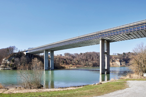  Bei der Sanierung der über 300 Meter langen Magdalena-Brücke in Fribourg war ein Arbeitsgerüst für die Korrosionsschutzarbeiten an den zwei Stahlträgern des Brückenunterbaus notwendig. Ein Standgerüst war weder technisch möglich noch wirtschaftlich sinnvoll.  