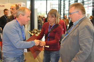  Frank Recknagel (rechts / Funke Kunststoffe) im Fach-Gespräch. 