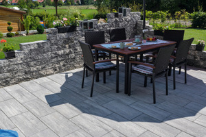  Die Terrasse wurde mit Stratos-Platten in Titangrau befestigt. Diese harmonieren mit der Mauer Vermont Kompakt in Nero Bianco. 