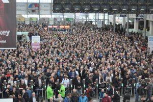  Großer Andrang ? Die weltgrößte Messe in München erfuhr einmal mehr ein gewaltiges Besucherinteresse. 