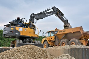  Ein Volvo EW180C wurde mit einem zweiten Hydrauliksystem ausgestattet, das je nach Anforderung mit unterschiedlichen hydraulischen Drücken arbeitete.  