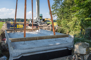  Die Widerlager der alten Brücke konnten aufgrund des geringen Eigengewichts des neuen Brücken-Fertigteils aus UHPFRC beibehalten werden. 