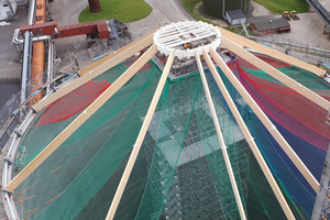  Beim Bau eines Zuckersilos war ein Traggerüst notwendig, um während der Montage der Holzdachkonstruktion aus Dachsparren sowie einem Stahldruckring die Lasten sicher ableiten zu können.  