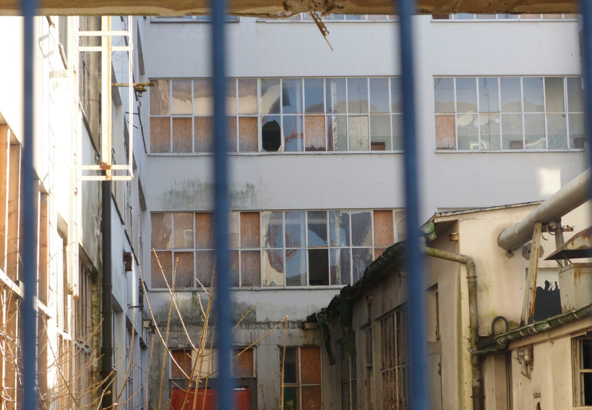 Zerbrochene Fenster zeigen die Spuren von Vandalismus auf dem Gelände der ehemaligen Produktionsstätte von Brandt in Hagen-Haspe.