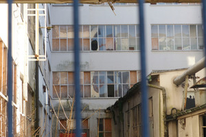  Zerbrochene Fenster zeigen die Spuren von Vandalismus auf dem Gelände der ehemaligen Produktionsstätte von Brandt in Hagen-Haspe. 