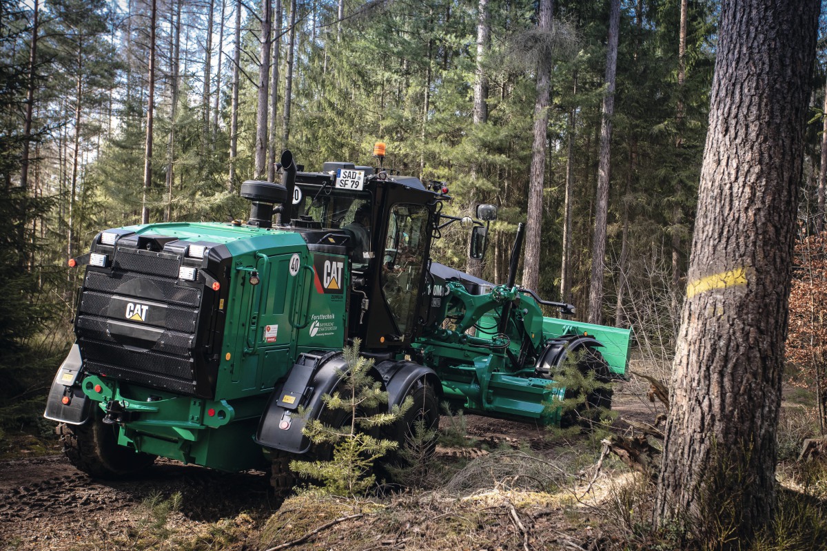 Grader bearbeiten die Fahrbahn inklusive Seitenstreifen. Unebenheiten der Fahrbahn werden mit dem Mittelschild begradigt.