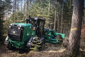  Grader bearbeiten die Fahrbahn inklusive Seitenstreifen. Unebenheiten der Fahrbahn werden mit dem Mittelschild begradigt. 