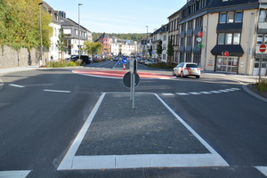  Auch zahlreiche Fahrbahnteiler entlang der Knotenpunkte wurden mit Klebebordsteinsystemen aus dem Hause Hermann Meudt realisiert. 