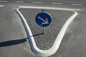  Gute Insellösung: Mit Flachbord-Formsteinen lassen sich Inseln und Fahrbahnteiler in großer Varianz herstellen. 