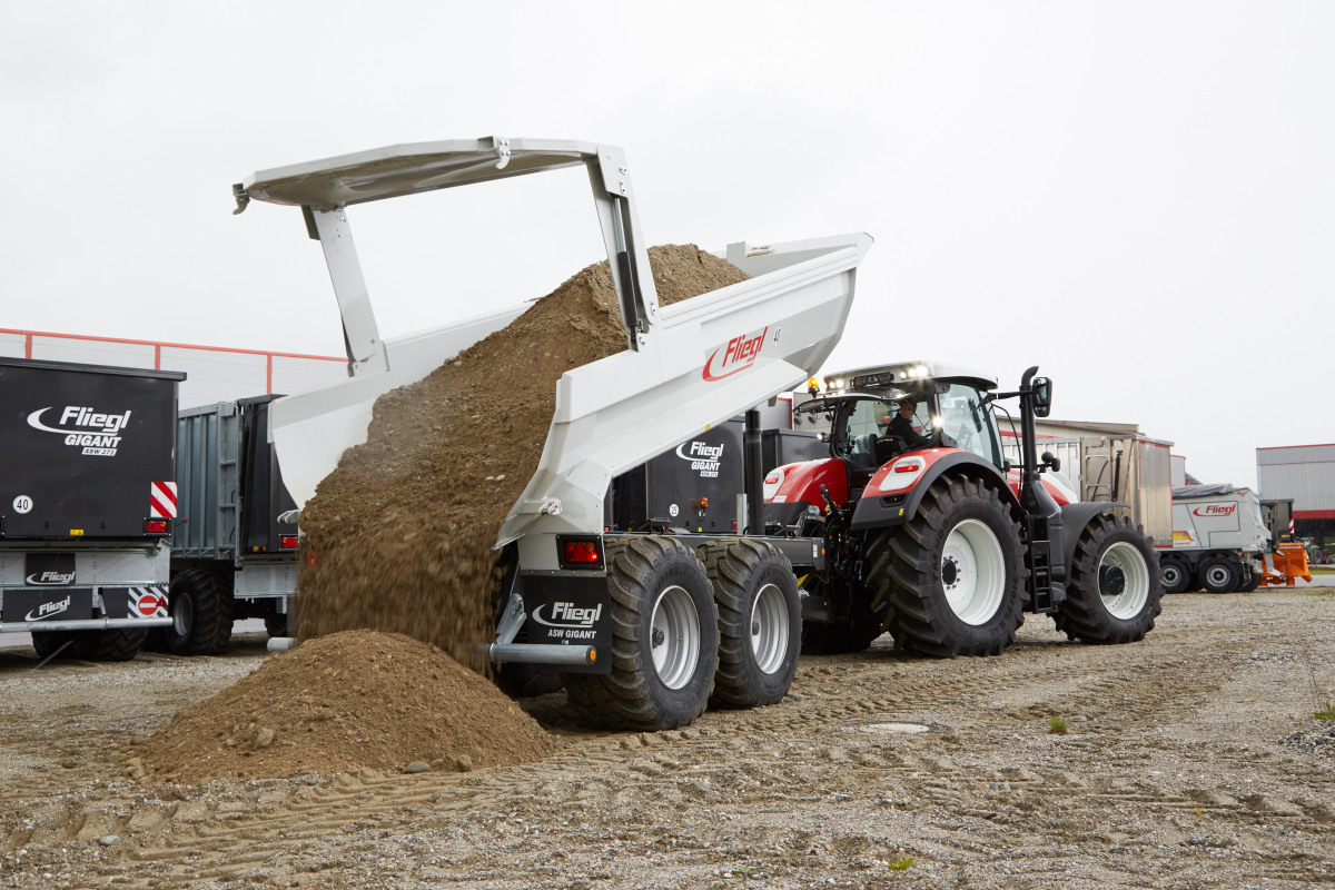 Der Schwergut-Muldenkipper von Fliegl Baukom punktet im unterschiedlichsten Terrain: Ob im Baustoffrecycling, bei Erdbewegungen oder für den Transport in Steinbrüchen.