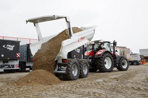  Der Schwergut-Muldenkipper von Fliegl Baukom punktet im unterschiedlichsten Terrain: Ob im Baustoffrecycling, bei Erdbewegungen oder für den Transport in Steinbrüchen. 