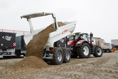 Der Schwergut-Muldenkipper von Fliegl Baukom punktet im unterschiedlichsten Terrain: Ob im Baustoffrecycling, bei Erdbewegungen oder f?r den Transport in Steinbr?chen.