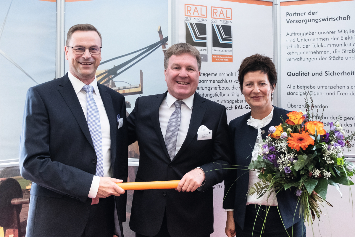 Übergabe des Staffelstabes von Dr. Sven Lehmann (l.) an den neuen Präsidenten der Gütegemeinschaft Leitungstiefbau, Willi Thomsen. Rechts: Geschäftsführerin Susanne Hake.