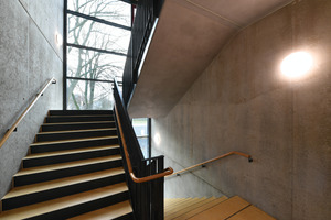  Stahl, Glas und Beton dominieren im Treppenhaus. 