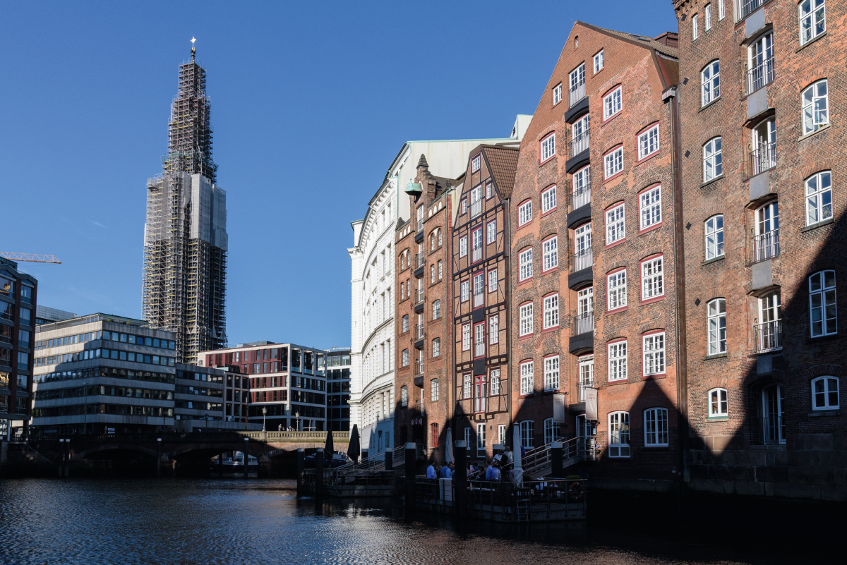 Der Kirchturm von St. Nikolai in Hamburg ist Gegenstand einer umfassenden Sanierung.