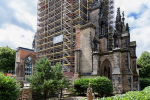  Stadt und Kirchengemeinde entschieden sich dafür, das ausgebrannte Kirchenschiff nicht wiederaufzubauen. Ein großer Teil der Mauern wurde nach dem Krieg gesprengt. 