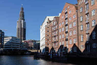 Der Kirchturm von St. Nikolai in Hamburg ist Gegenstand einer umfassenden Sanierung.