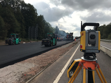 Die Trimble 3D-UTS-Fertigersteuerung ?berzeugte auf ganzer Linie: Einbauqualit?t und Arbeitsabl?ufe stimmten. 