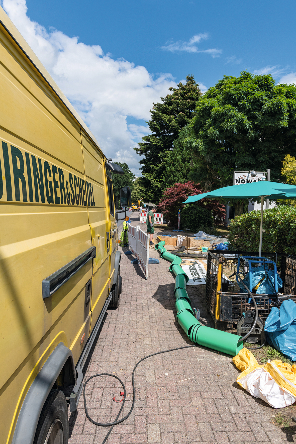 Die Kurzrohre aus Polypropylen (PP) werden für den Einzug vorbereitet. 