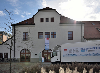 Die Road-Show "Regenwelten" der Unternehmensgruppe ACO ist auch in diesem Jahr wieder zum Thema "Regenwassermanagement" unterwegs.