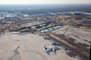  Das Wasser in der Baugrube von Terminal 3 wird erst nach Aushärten des Betons abgepumpt.  