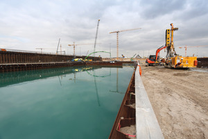  Für den Unterwasserbeton liefert Dyckerhoff 12.000 t Zement.  