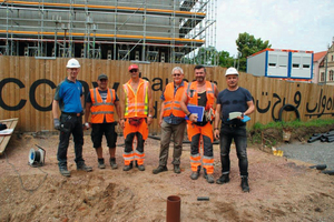  Bei der Einweisung vor Ort: Funke-Anwendungstechniker Markus Leppelmann, Reif-Mitarbeiter Michael Katzer, Strabag-Polier Jörg Oppel, Hydro-Geo-Plan-Consult-Geschäftsführer Ronald Schwandtke, Strabag-Mitarbeiter Marco Neubert und Funke-Fachberater Olaf Sch 