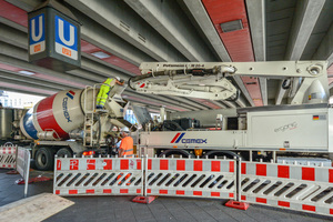  Transportbetonlieferung für denU-Bahnhof Schlossstraße in Berlin-Steglitz: Ein CemexTransportbetonmischer übergibt seine Ladung an ein Betonfördergerät.  