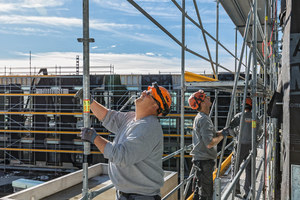  Peri Up Easy bietet systemintegrierte Sicherheit. Das Geländer der nächsten Gerüstlage wird mit dem Easy Stiel von der unteren, bereits gesicherten Ebene aus montiert – ganz ohne Zusatzbauteile. 